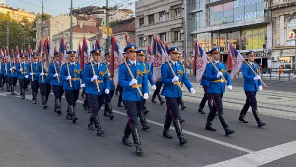 ГАРДИСТИ ПРОНЕЛИ ПОБЕДНИЧКЕ ЗАСТАВЕ КРОЗ ПРЕСТОНИЦУ: Уз Марш на Дрину елита српске војске маршира ка Савском тргу (ФОТО/ВИДЕО) ГАРДИСТИ ПРОНЕЛИ ПОБЕДНИЧКЕ ЗАСТАВЕ КРОЗ ПРЕСТОНИЦУ: Уз Марш на Дрину елита српске војске маршира ка Савском тргу (ФОТО/ВИДЕО)