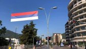 BUDVU I BEČIĆE PREKRILE TROBOJKE: Na Dan Srpskog jedinstva zastave na bulevarima
