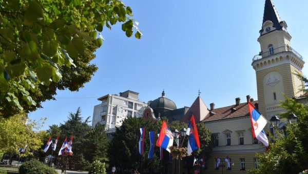 И КИКИНДА СЛАВИ ДАН СРПСКОГ ЈЕДИНСТВА: На свакој јавној установи вијори се српска тробојка (ФОТО) И КИКИНДА СЛАВИ ДАН СРПСКОГ ЈЕДИНСТВА: На свакој јавној установи вијори се српска тробојка (ФОТО)