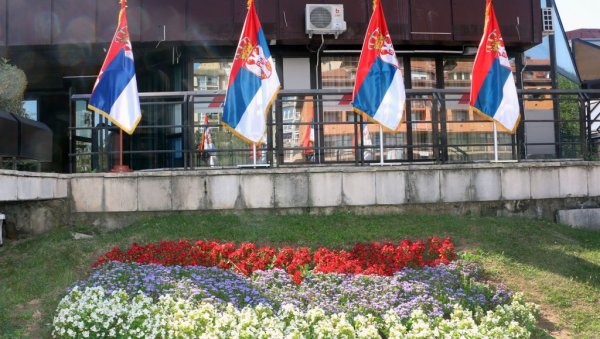 ПОНОСНО СЕ ВИЈОРИ ТРОБОЈКА: Смедерево окићено државним заставама поводом Дана српског јединства (ФОТО) ПОНОСНО СЕ ВИЈОРИ ТРОБОЈКА: Смедерево окићено државним заставама поводом Дана српског јединства (ФОТО)