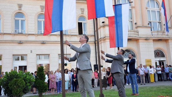 ПОДИЗАЊЕ ЗАСТАВА И ХИМНЕ СРБИЈЕ И РС: Обележен Дан српског јединства у Бијељини (ФОТО) ПОДИЗАЊЕ ЗАСТАВА И ХИМНЕ СРБИЈЕ И РС: Обележен Дан српског јединства у Бијељини (ФОТО)
