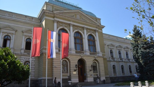 ПОНОСНИ СМО НА ПРЕТКЕ: Дан српског јединствa у Крушевцу обележен уз високо подигнуте заставе (ФОТО) ПОНОСНИ СМО НА ПРЕТКЕ: Дан српског јединствa у Крушевцу обележен уз високо подигнуте заставе (ФОТО)