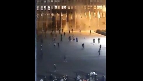 ОПСАДНО СТАЊЕ У ЉУБЉАНИ: Хаос на улицама, сузавцем на противнике вакцинисања (ФОТО+ВИДЕО) ОПСАДНО СТАЊЕ У ЉУБЉАНИ: Хаос на улицама, сузавцем на противнике вакцинисања (ФОТО+ВИДЕО)
