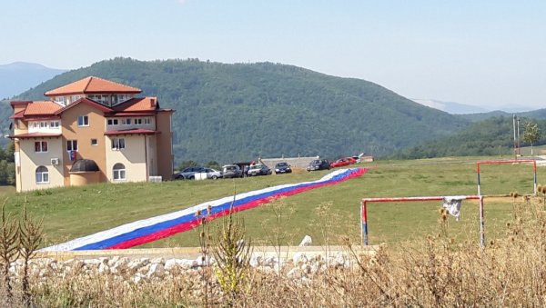 У ЧАСТ ДАНА СРПСКОГ ЈЕДИНСТВА: Тробојка дуга 100 метара осванула у Пљевљима (ФОТО) У ЧАСТ ДАНА СРПСКОГ ЈЕДИНСТВА: Тробојка дуга 100 метара осванула у Пљевљима (ФОТО)