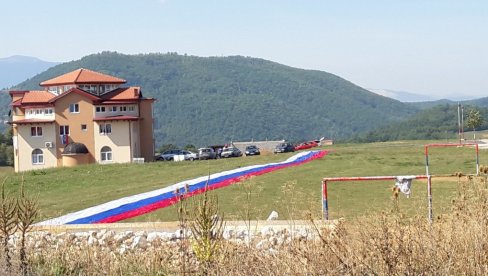 У ЧАСТ ДАНА СРПСКОГ ЈЕДИНСТВА: Тробојка дуга 100 метара осванула у Пљевљима (ФОТО) У ЧАСТ ДАНА СРПСКОГ ЈЕДИНСТВА: Тробојка дуга 100 метара осванула у Пљевљима (ФОТО)