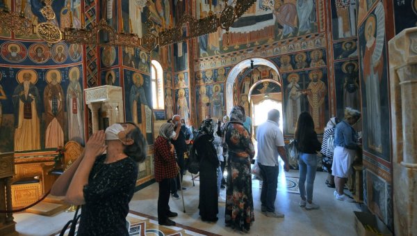 ВЕРА У ЧУДА ТУМАНСКИХ СВЕТИТЕЉА: Игуман Димитрије - У светињи је ове године било око милион људи (ФОТО) ВЕРА У ЧУДА ТУМАНСКИХ СВЕТИТЕЉА: Игуман Димитрије - У светињи је ове године било око милион људи (ФОТО)