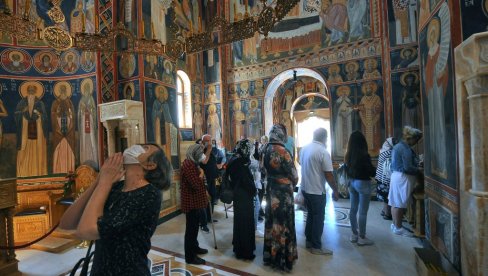 ВЕРА У ЧУДА ТУМАНСКИХ СВЕТИТЕЉА: Игуман Димитрије - У светињи је ове године било око милион људи (ФОТО) ВЕРА У ЧУДА ТУМАНСКИХ СВЕТИТЕЉА: Игуман Димитрије - У светињи је ове године било око милион људи (ФОТО)