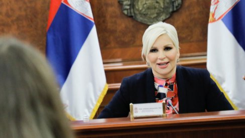 ШПИЈУНКА – ПУНЂА У ЗОРУ: Увек складно обучена и дотерана министарка енергетике Зорана Михајловић ШПИЈУНКА – ПУНЂА У ЗОРУ: Увек складно обучена и дотерана министарка енергетике Зорана Михајловић