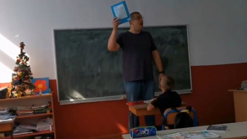 DECA SU ODUŠEVLJENA! Profesor iz Tuzle postao senzacija na društvenim mrežama (VIDEO) DECA SU ODUŠEVLJENA! Profesor iz Tuzle postao senzacija na društvenim mrežama (VIDEO)