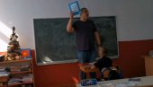 ДЕЦА СУ ОДУШЕВЉЕНА! Професор из Тузле постао сензација на друштвеним мрежама (ВИДЕО) ДЕЦА СУ ОДУШЕВЉЕНА! Професор из Тузле постао сензација на друштвеним мрежама (ВИДЕО)