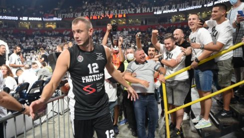 HUMANI NOVICA! Legenda Partizana donirao patike u kojima je odigrao oproštajni meč: Novac za Elenino lečenje HUMANI NOVICA! Legenda Partizana donirao patike u kojima je odigrao oproštajni meč: Novac za Elenino lečenje