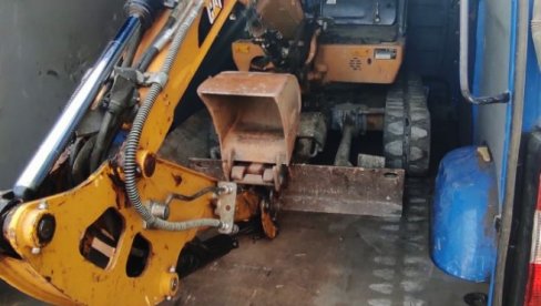 VELIKA TRAGEDIJA U KOMŠILUKU: Udario dete kašikom od bagera, nesretnom dečaku nijo bilo spasa VELIKA TRAGEDIJA U KOMŠILUKU: Udario dete kašikom od bagera, nesretnom dečaku nijo bilo spasa