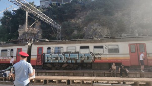 STRAVIČNA NESREĆA NA PRUZI BEOGRAD-BAR: Voz udario automobil, ima teško povređenih STRAVIČNA NESREĆA NA PRUZI BEOGRAD-BAR: Voz udario automobil, ima teško povređenih