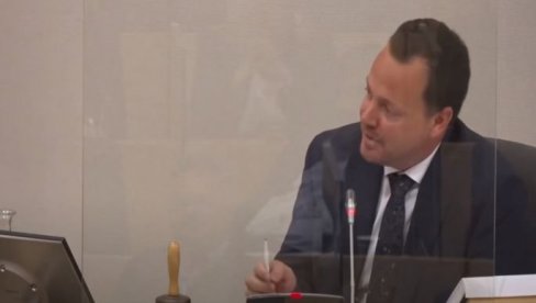 ТИ СИ ЛАЖОВ! Брутална свађа у скупштини, пљуштале увреде без пардона (ВИДЕО) ТИ СИ ЛАЖОВ! Брутална свађа у скупштини, пљуштале увреде без пардона (ВИДЕО)