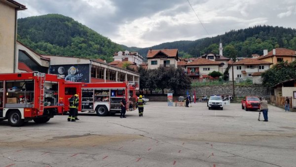 ПОКАЗНА ВЕЖБА И ИЗЛОЖБА ВОЗИЛА: Ватрогасци у Пријепољу обележили Дан Сектора за ванредне ситуације (ФОТО) ПОКАЗНА ВЕЖБА И ИЗЛОЖБА ВОЗИЛА: Ватрогасци у Пријепољу обележили Дан Сектора за ванредне ситуације (ФОТО)