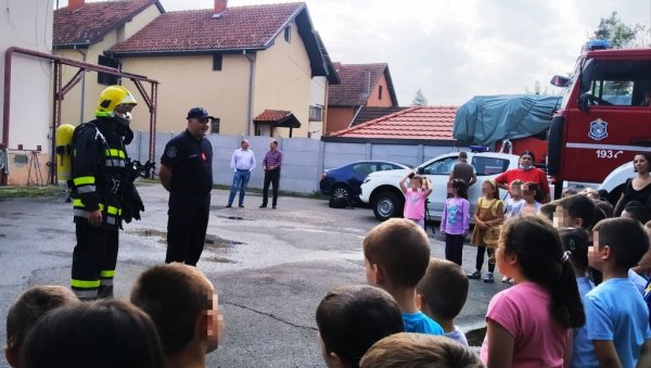 ПАРАЋИНСКИ ВАТРОГАСЦИ ЕДУКОВАЛИ ДЕЦУ: Дан Сектора за ванредне ситуације у граду на Црници обележен на најбољи могући начин ПАРАЋИНСКИ ВАТРОГАСЦИ ЕДУКОВАЛИ ДЕЦУ: Дан Сектора за ванредне ситуације у граду на Црници обележен на најбољи могући начин