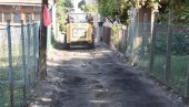 АСФАЛТИРАЈУ УЛИЦЕ У ЗЕМУНУ: Обнова дотрајалих и некатегорисаних путева АСФАЛТИРАЈУ УЛИЦЕ У ЗЕМУНУ: Обнова дотрајалих и некатегорисаних путева