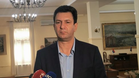 ГРАД ФИНАНСИРА ВАНТЕЛЕСНУ ОПЛОДЊУ: Градоначелник Шапца Александар Пајић угостио пет парова у градској кући ГРАД ФИНАНСИРА ВАНТЕЛЕСНУ ОПЛОДЊУ: Градоначелник Шапца Александар Пајић угостио пет парова у градској кући