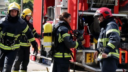 POŽAR PRVOG DANA ŠKOLE POSLE RASPUSTA: Vatrogasci odmah stigli na Karaburmu, deca bezbedna POŽAR PRVOG DANA ŠKOLE POSLE RASPUSTA: Vatrogasci odmah stigli na Karaburmu, deca bezbedna