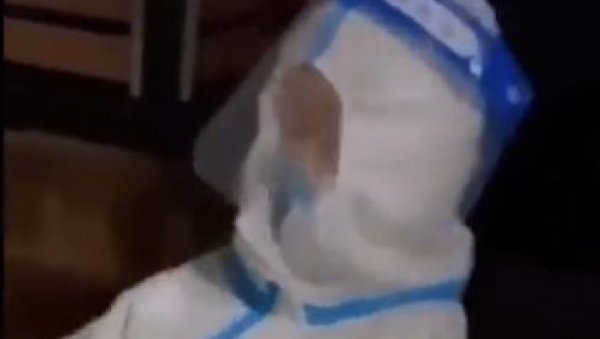 ВИДЕО КОЈИ ЈЕ РАСТУЖИО СВЕТ: У кинеској болници дете у скафандеру проводи дане, друштво су му болничари (ВИДЕО) ВИДЕО КОЈИ ЈЕ РАСТУЖИО СВЕТ: У кинеској болници дете у скафандеру проводи дане, друштво су му болничари (ВИДЕО)
