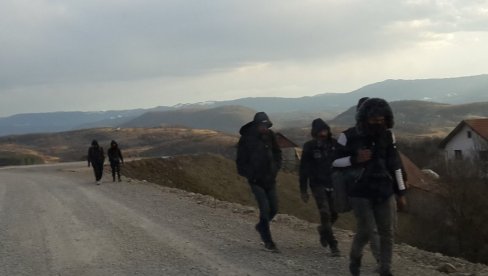 У ТОЈОТИ ЧЕТИРИ МИГРАНТА: Пљевљак осумњичен за и кријумчарење људи, узео им 420 евра за прелазак у БиХ У ТОЈОТИ ЧЕТИРИ МИГРАНТА: Пљевљак осумњичен за и кријумчарење људи, узео им 420 евра за прелазак у БиХ