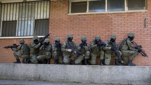 ЗОВУ ДА СЕ ДАЈУ ПАРЕ ЗА ВОЈСКУ Такозвано Косово формирало специјални фонд у који иду донације за оружане снаге ЗОВУ ДА СЕ ДАЈУ ПАРЕ ЗА ВОЈСКУ Такозвано Косово формирало специјални фонд у који иду донације за оружане снаге