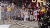 СЕКЛИ СЛАВСКИ КОЛАЧ И ОДРЖАЛИ ЗБОР: Уз дружење са најмлађима лесковачки ватрогасци-спасиоци обележили свој дан