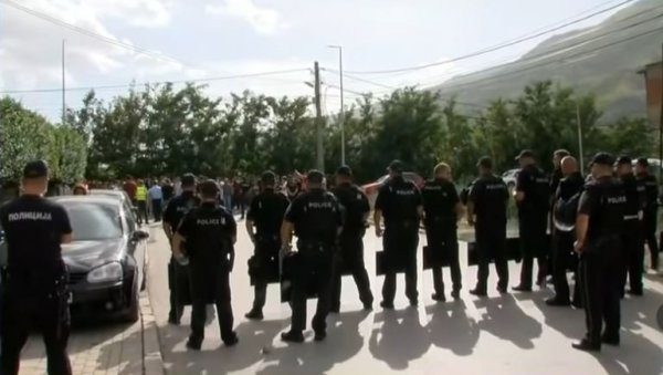 ИЗБИО И СУКОБ: Протест родбине жртава у Тетову, тражили оставке због пожара у болници, у инциденту повређени и полицајци (ВИДЕО) ИЗБИО И СУКОБ: Протест родбине жртава у Тетову, тражили оставке због пожара у болници, у инциденту повређени и полицајци (ВИДЕО)