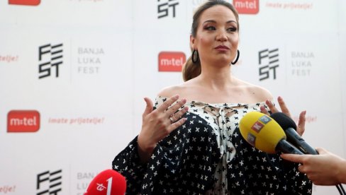 ЈЕЛЕНА ТОМАШЕВИЋ ОБЈАВИЛА НОВУ ПЕСМУ: Све испочетка за идеални крај лета ЈЕЛЕНА ТОМАШЕВИЋ ОБЈАВИЛА НОВУ ПЕСМУ: Све испочетка за идеални крај лета
