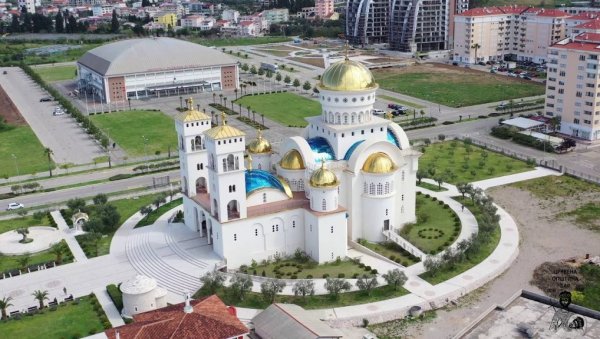МИТРОПЛИТ ЈОАНИКИЈЕ СЛУЖИ АРХИЈЕРЕЈСКУ ЛИТУРГИЈУ: Пет година од освећења Саборног храма Светог Јована Владимира у Бару МИТРОПЛИТ ЈОАНИКИЈЕ СЛУЖИ АРХИЈЕРЕЈСКУ ЛИТУРГИЈУ: Пет година од освећења Саборног храма Светог Јована Владимира у Бару