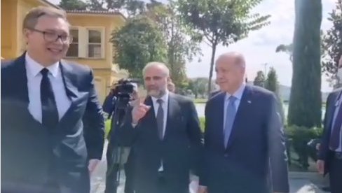 ЕРДОГАН УКАЗАО ПОСЕБНУ ЧАСТ ВУЧИЋУ: Ван свих протокола испратио српског председника (ВИДЕО) ЕРДОГАН УКАЗАО ПОСЕБНУ ЧАСТ ВУЧИЋУ: Ван свих протокола испратио српског председника (ВИДЕО)
