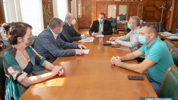 ТРАЖИЋЕ НОВО РЕШЕЊЕ ЗА ЧИСТУ ПИЈАЋУ ВОДУ: Епилог састанка надлежних у Зрењанину, у решавање проблема се укључује и Влада Србије ТРАЖИЋЕ НОВО РЕШЕЊЕ ЗА ЧИСТУ ПИЈАЋУ ВОДУ: Епилог састанка надлежних у Зрењанину, у решавање проблема се укључује и Влада Србије