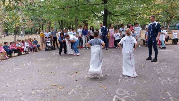 ЈЕДНАКИ КРОЗ ИНКЛУЗИЈУ: Дечје Игре без граница одржане у Бијељини (ФОТО) ЈЕДНАКИ КРОЗ ИНКЛУЗИЈУ: Дечје Игре без граница одржане у Бијељини (ФОТО)