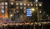 ЧАРКЕ ИСПРЕД ЗГРАДЕ ВЛАДЕ: Противници параде бацили бакљу, чувари реда спречили нереде ЧАРКЕ ИСПРЕД ЗГРАДЕ ВЛАДЕ: Противници параде бацили бакљу, чувари реда спречили нереде