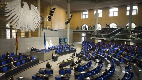 КРАЈ ЗЛАТНОГ ДОБА БЕРЛИНА: Већина Немаца сматра да се њихова земља налази на прагу нове ере КРАЈ ЗЛАТНОГ ДОБА БЕРЛИНА: Већина Немаца сматра да се њихова земља налази на прагу нове ере