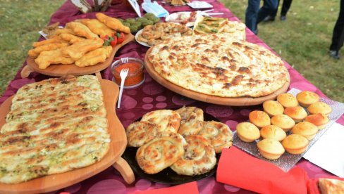 ПРОЈА НАС ХРАНИЛА И БРАНИЛА: У Ратини код Краљева одржана традиционална кулинарска смотра (ФОТО) ПРОЈА НАС ХРАНИЛА И БРАНИЛА: У Ратини код Краљева одржана традиционална кулинарска смотра (ФОТО)