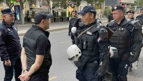 BEZBEDNOST NEMA CENU! Vulin obišao pripadnike policije koji su obezbeđivali današnje skupove u Beogradu (FOTO) BEZBEDNOST NEMA CENU! Vulin obišao pripadnike policije koji su obezbeđivali današnje skupove u Beogradu (FOTO)