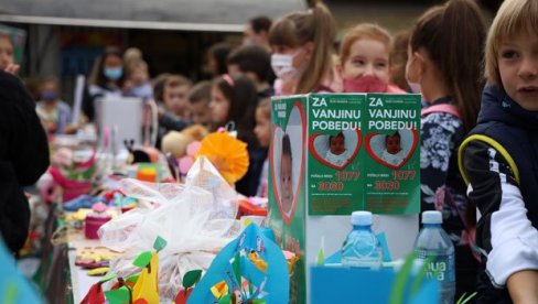 HUMANITARNA ŠETNJA ZA VANJU: U Resniku organizovana akcija prikupljanja pomoći za lečenje teško obolele bebe HUMANITARNA ŠETNJA ZA VANJU: U Resniku organizovana akcija prikupljanja pomoći za lečenje teško obolele bebe