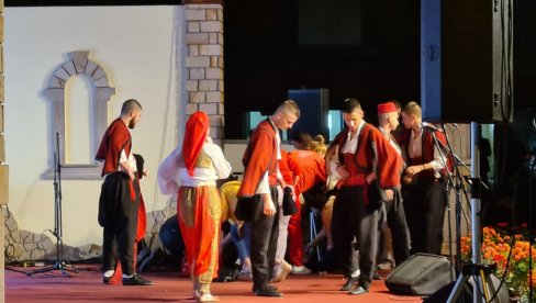 NOVI DETALJI TRAGEDIJE NA KUPUSIJADI: Muzičar (21) se sručio na bini, lekari dva puta pokušavali reanimaciju, bezuspešno NOVI DETALJI TRAGEDIJE NA KUPUSIJADI: Muzičar (21) se sručio na bini, lekari dva puta pokušavali reanimaciju, bezuspešno
