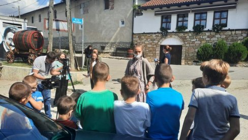 ЈЕЛЕНА ЂОКОВИЋ ИГРАЛА ТЕНИС СА МАЛИШАНИМА: Срећна сам због љубави којом су ме дочекали у Великој Хочи (ФОТО) ЈЕЛЕНА ЂОКОВИЋ ИГРАЛА ТЕНИС СА МАЛИШАНИМА: Срећна сам због љубави којом су ме дочекали у Великој Хочи (ФОТО)