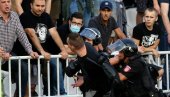 ХАОС НА ДЕРБИЈУ: Жандарми улетели на трибину и ставили лисице навијачу ХАОС НА ДЕРБИЈУ: Жандарми улетели на трибину и ставили лисице навијачу