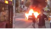 ДРАМАТИЧНЕ СЦЕНЕ У КУМОДРАЖУ: Аутомобил гори насред улице, пролазници беже (ВИДЕО) ДРАМАТИЧНЕ СЦЕНЕ У КУМОДРАЖУ: Аутомобил гори насред улице, пролазници беже (ВИДЕО)