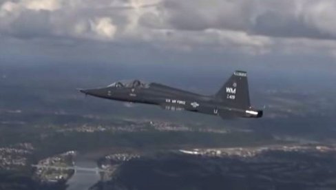 SRUŠIO SE AMERIČKI VOJNI AVION! Pao na naseljeno područje, piloti se katapultirali - jedan se zapetljao u dalekovod? (VIDEO) SRUŠIO SE AMERIČKI VOJNI AVION! Pao na naseljeno područje, piloti se katapultirali - jedan se zapetljao u dalekovod? (VIDEO)