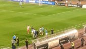 IZBEGNUT INCIDENT NA DERBIJU: Kanga isprovocirao klupu Partizana... (VIDEO) IZBEGNUT INCIDENT NA DERBIJU: Kanga isprovocirao klupu Partizana... (VIDEO)