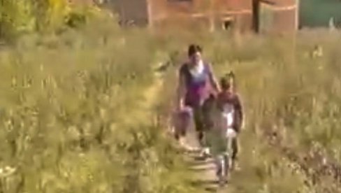 ASFALT ČEKAJU DEVET GODINA: Stanovnici Krušedolske ulice u Kaluđerici preko njiva stižu do domova ASFALT ČEKAJU DEVET GODINA: Stanovnici Krušedolske ulice u Kaluđerici preko njiva stižu do domova