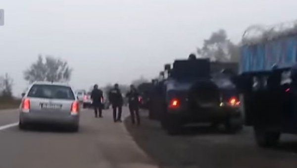 СРБИ НА КиМ УЗНЕМИРЕНИ: 20 возила специјалне јединице Росу заузело Јариње и Брњак (ВИДЕО) СРБИ НА КиМ УЗНЕМИРЕНИ: 20 возила специјалне јединице Росу заузело Јариње и Брњак (ВИДЕО)