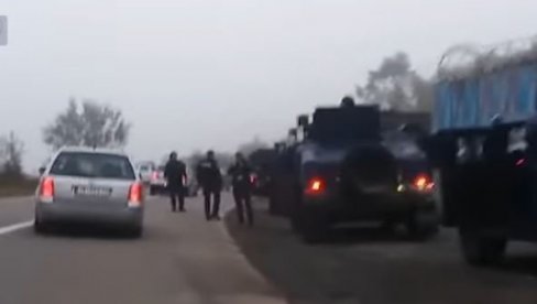 СРБИ НА КиМ УЗНЕМИРЕНИ: 20 возила специјалне јединице Росу заузело Јариње и Брњак (ВИДЕО) СРБИ НА КиМ УЗНЕМИРЕНИ: 20 возила специјалне јединице Росу заузело Јариње и Брњак (ВИДЕО)