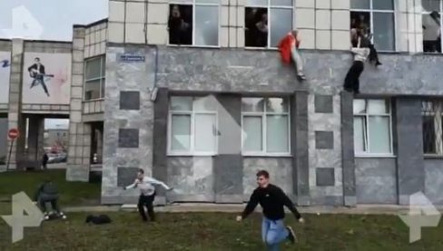 ДРАМА У РУСИЈИ: Нападач пуца по кампусу универзитета, људи беже кроз прозоре зграде (ВИДЕО) ДРАМА У РУСИЈИ: Нападач пуца по кампусу универзитета, људи беже кроз прозоре зграде (ВИДЕО)