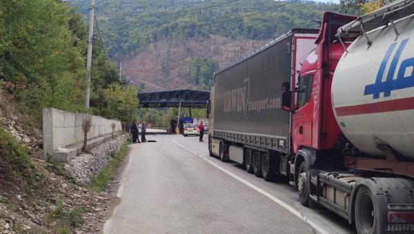 СРБИ СА КОСОВА И МЕТОХИЈЕ ОЧАЈНИ: Обични људи испаштају због политике! СРБИ СА КОСОВА И МЕТОХИЈЕ ОЧАЈНИ: Обични људи испаштају због политике!
