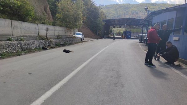 КУРТИ СРПСКОЈ ДЕЦИ ОД 12 И 15 ГОДИНА НЕ ДА ДА СЕ ВРАТЕ КУЋИ: На Брњаку заустављен комбу Рукометног клуба Мокра Гора КУРТИ СРПСКОЈ ДЕЦИ ОД 12 И 15 ГОДИНА НЕ ДА ДА СЕ ВРАТЕ КУЋИ: На Брњаку заустављен комбу Рукометног клуба Мокра Гора